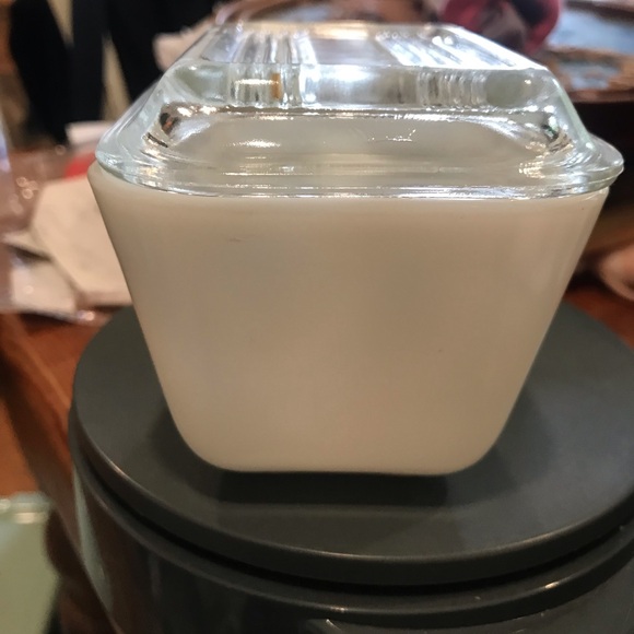 Vintage Pyrex Early American 501 “fridgie” 1.5 cups with lid. Made in USA - Picture 9 of 10